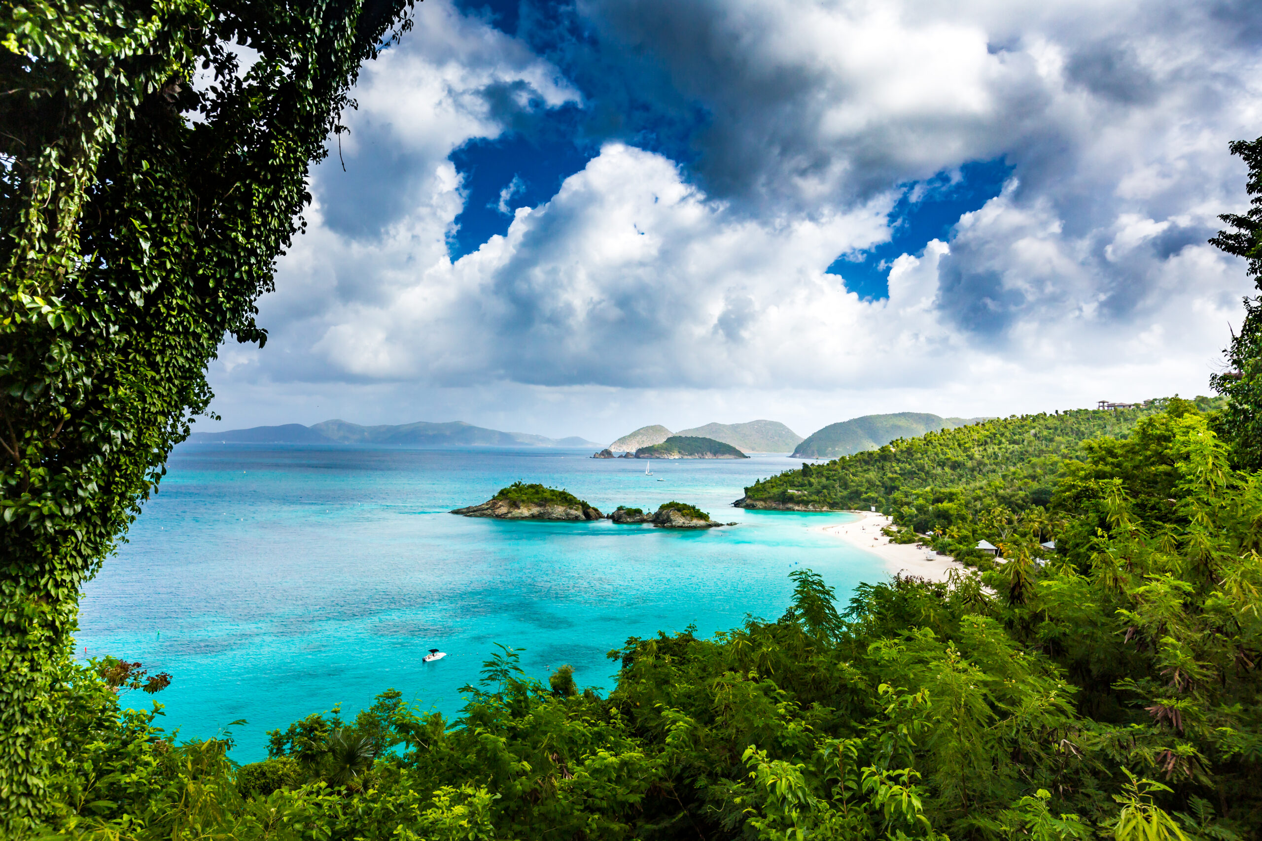 Fluffy,Clouds,Frame,Scenic,View,Of,The,Us,And,British