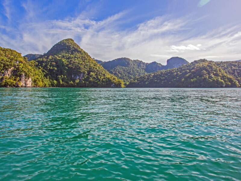 Simple,Nature,Theme,Image,Showing,Green,Ocean,,Interesting,Mountain,Ranges