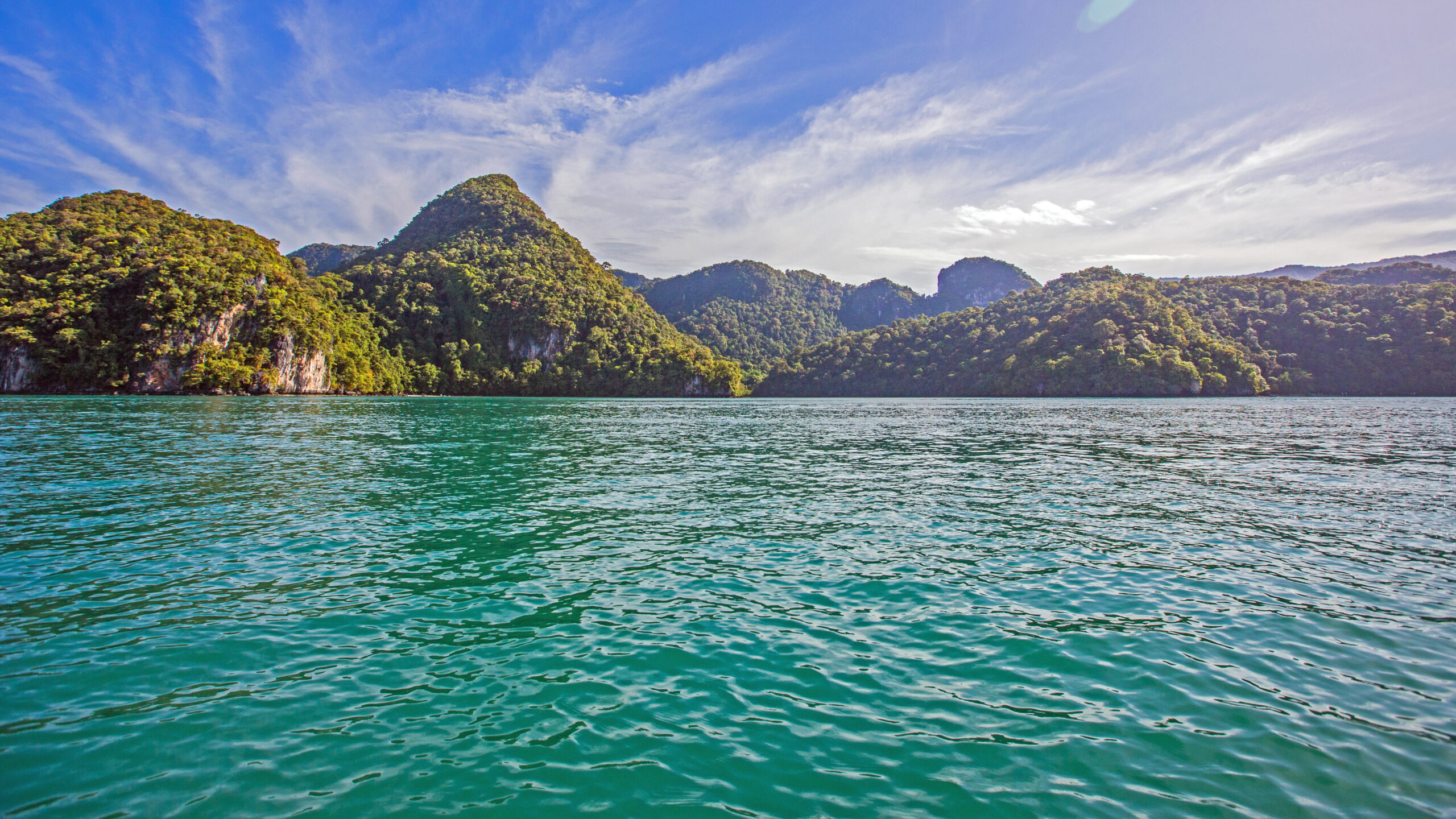 Simple,Nature,Theme,Image,Showing,Green,Ocean,,Interesting,Mountain,Ranges